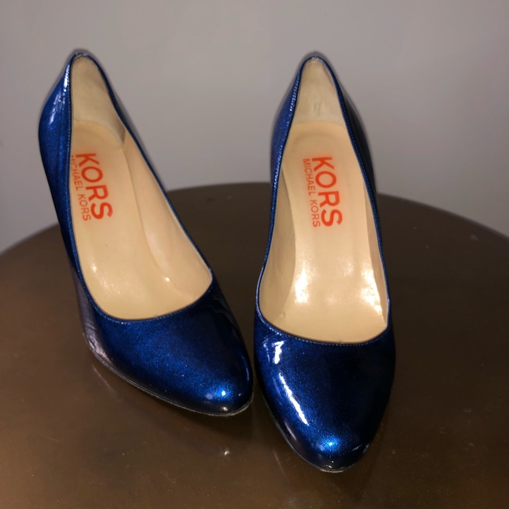 Electric blue patent pump